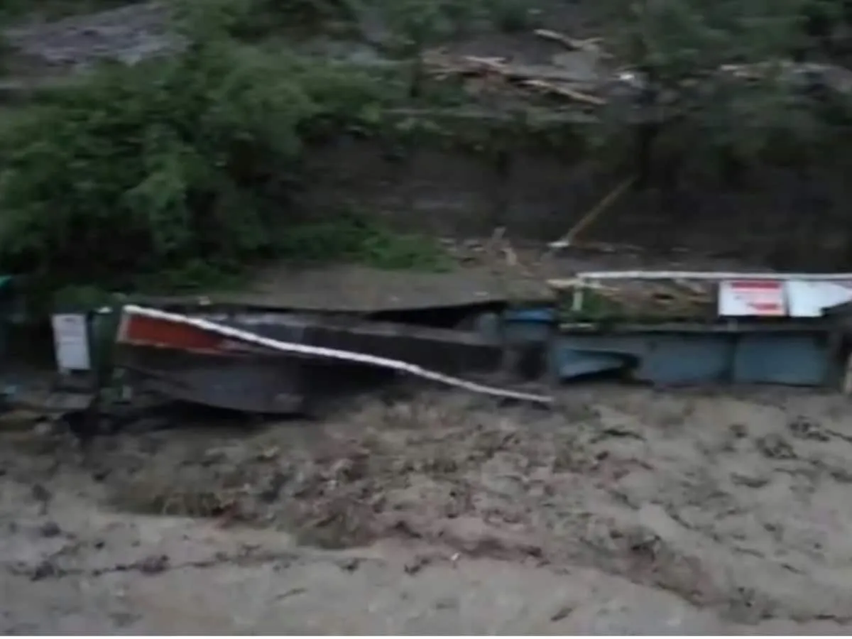 देहरादून में बादल फटने से भारी तबाही, पर्यटक स्थल सहस्रधारा में बह गई दुकानें और कई लापता; देखें मंज़र